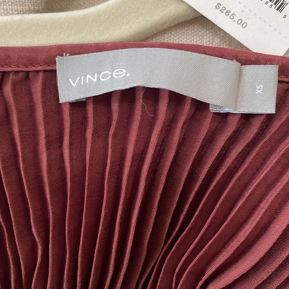 XS - Vince Anise Red Chevron Pleated Satin Tank - Picture 4 of 6